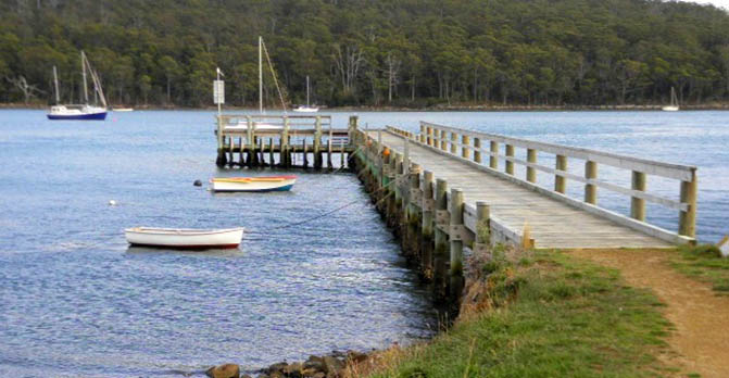 Photo Arthur orchard: Jetty and boats at Taranna.